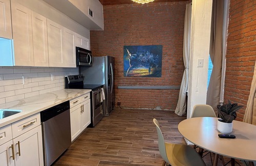 Central Business District House | Historic Downtown Hardwood Apartment 2 Minute Walk to French Quarter -3B