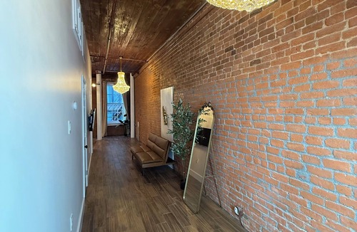 Central Business District House | Historic Downtown Hardwood Apartment 2 Minute Walk to French Quarter -3B