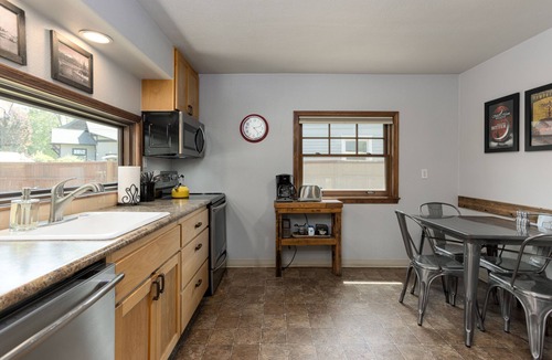 Old Bend Cottage | Historic Downtown Location │Heart of Bend │Walk Everywhere │Hot Tub │High Demand