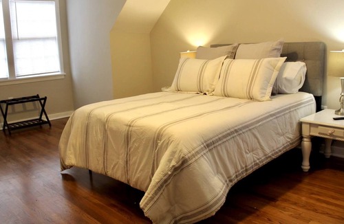 Fondren House | Historic Fondren 4 bedroom Quaint Cottage