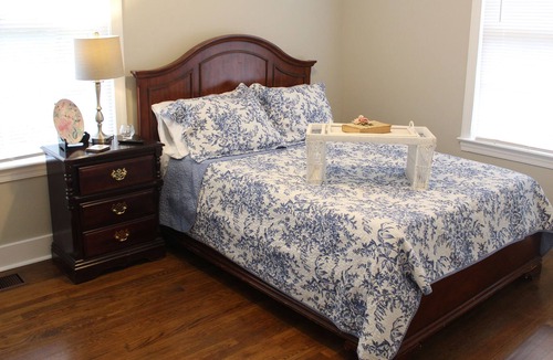 Fondren House | Historic Fondren 4 bedroom Quaint Cottage