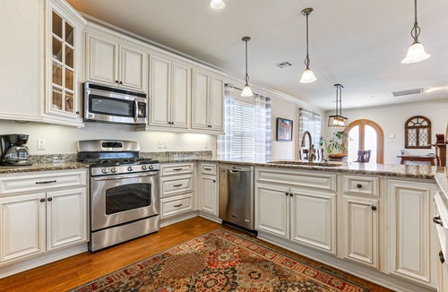 Arabi House | Historic Home Only 4 miles to French Quarter - Super Cozy & Convenient!