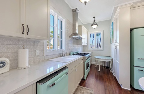 Whitfield House | Historic & Lovely - Huge Backyard, Mother-In-Law Apt out back!