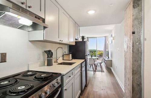 Viavant - Venetian Isles Hotel | Historic One Bedroom with a Sweeping City View