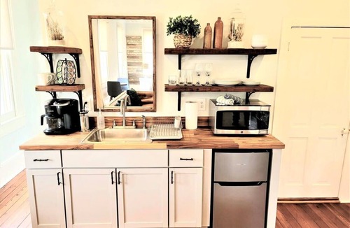 Old East Hill Apartment | Historic Pensacola Stay | Summer Ready Suite 3