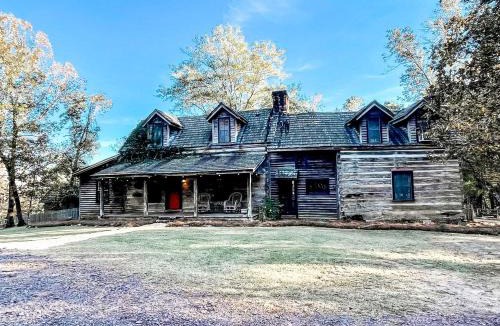 Wilsonville House | Historic Rural Cabin Ideal for Families in Wilsonville, Alabama
