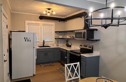 Tupelo House | Historical 7-Bedroom Retreat in the Heart of Tupelo - Sleeps 10-20!