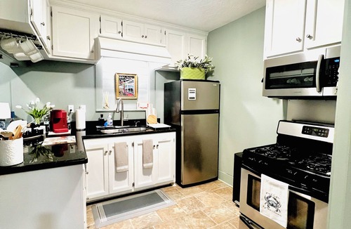 Lake Charles Cottage | Historical Ford Cottage near lake and downtown!