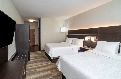 Winona Hotel | Holiday Inn Express and Suites Winona North by IHG