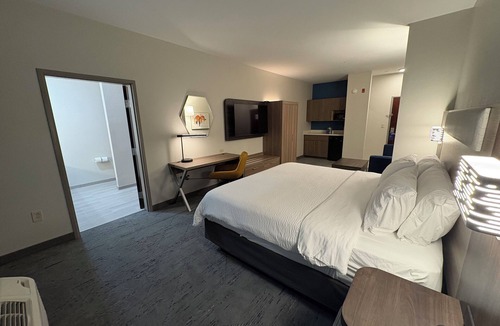 Milton Hotel | Holiday Inn Express Hotel & Suites Lafayette by IHG