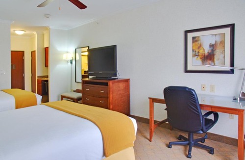Lufkin Hotel | Holiday Inn Express Hotel & Suites Lufkin South by IHG