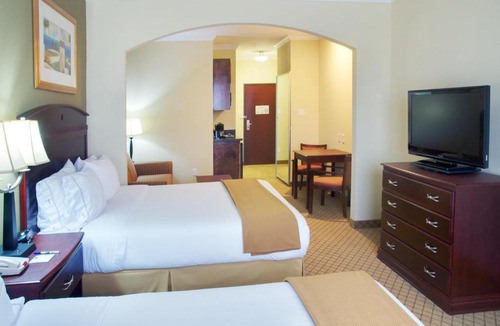 Winnie Hotel | Holiday Inn Express Hotel & Suites Winnie by IHG
