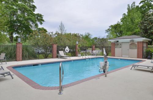 Milton Hotel | Holiday Inn Express Hotel & Suites Lafayette by IHG