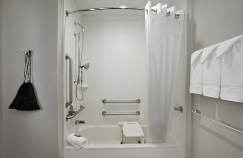 Columbus Hotel | Holiday Inn Express & Suites Columbus North by IHG