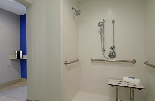 Columbus Hotel | Holiday Inn Express & Suites Columbus North by IHG
