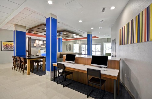 El Lago Hotel | Holiday Inn Express & Suites - Houston NASA - Boardwalk Area by IHG