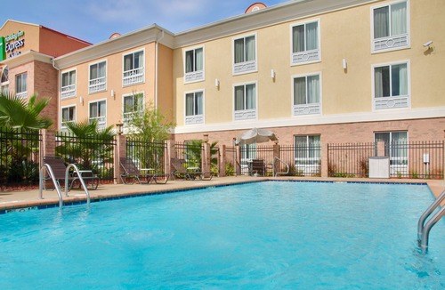 Alexandria Hotel | Holiday Inn Express & Suites Alexandria, an IHG Hotel