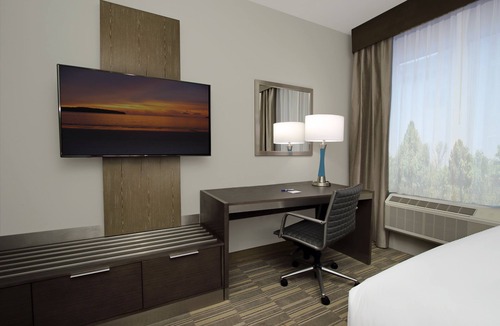 Lake Charles Hotel | Holiday Inn Express & Suites Lake Charles South Casino Area by IHG