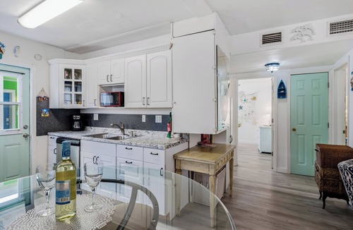 Belleair Beach Cottage | 🩴Holiday Villas #2- Gulf View, patio, 2bed/1.5bath