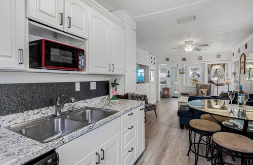 Belleair Beach Cottage | 🩴Holiday Villas #2- Gulf View, patio, 2bed/1.5bath