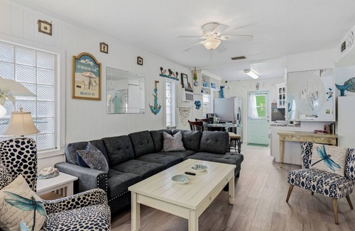 Belleair Beach Cottage | 🩴Holiday Villas #2- Gulf View, patio, 2bed/1.5bath