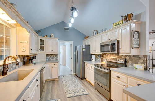 Holly Lake Ranch House | Holly Lake Retreat w/2 Community Pools & Yard