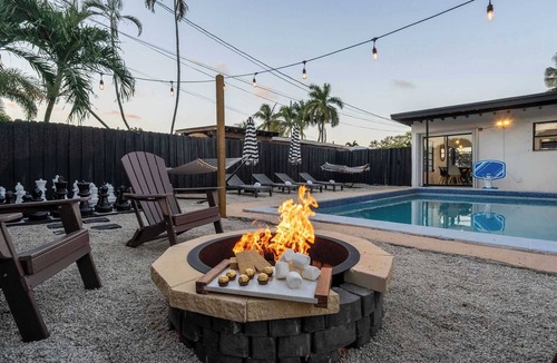 Driftwood House | Hollywood Heated Pool Mini Golf, Unique VR Room