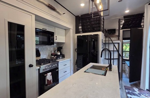 River Ranch Cottage | Home Sweet Home RV: Sleeps 8 at River Ranch 146