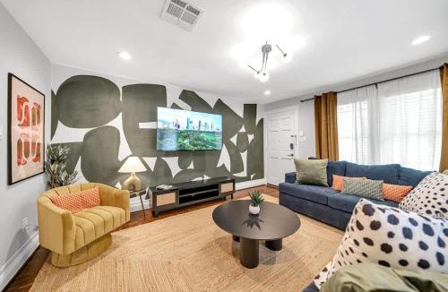 Greater Heights House | Honky Tonk Heights Home I 2 Kings I EV I Fire Pit