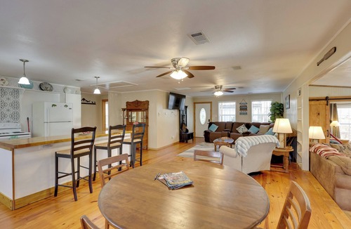 Hemphill House | Hot Tub & Boat Ramp! Home on Toledo Bend Reservoir