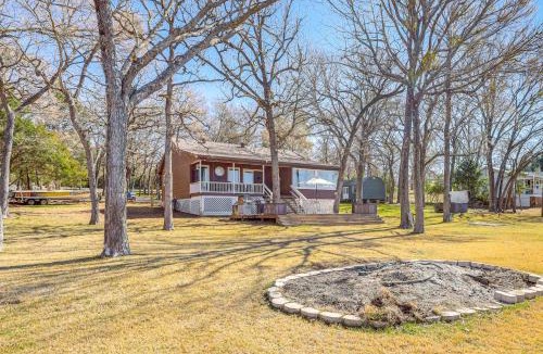 Jewett House | Hot Tub + Deck: Waterfront Lake Limestone Escape!