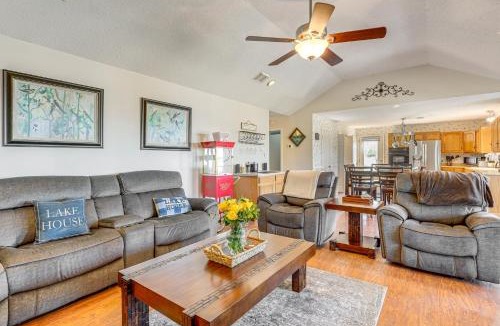 Jewett House | Hot Tub + Deck: Waterfront Lake Limestone Escape!
