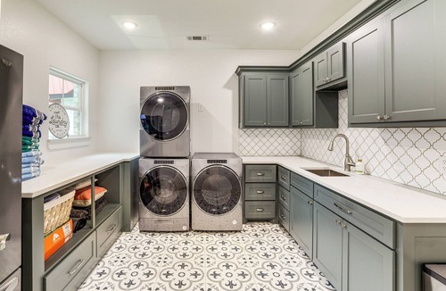 Gun Barrel City House | Hot Tub, Fire Pit! High-End Cedar Creek Lake Haven