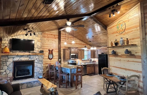 Smithville Cabin | Hot Tub! Just 25-30 Minutes N of Broken Bow Lake. Firepit! High Speed Wifi!