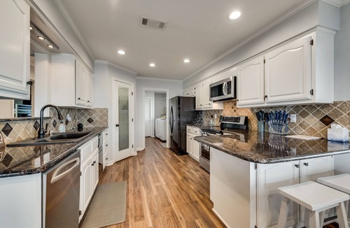 Emory House | Hot Tub, Kayaks, Underwater Fishing Light! Luxurious Pitch-n-Skip Hideaway!