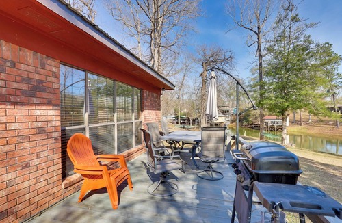 Hemphill House | Hot Tub, Lake Access! Angler’s Escape in Hemphill