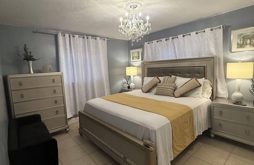 Sunrise House | House Apartment Suite