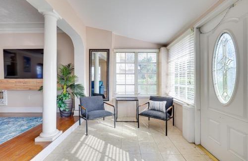 Harbordale House | House w/Shared Pool Access: 4 Mi to Beaches!