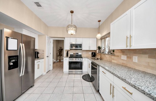 Houston House | Houston 4BR Retreat | King Bed Fast WiFi