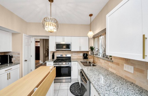 Houston House | Houston 4BR Retreat | King Bed Fast WiFi