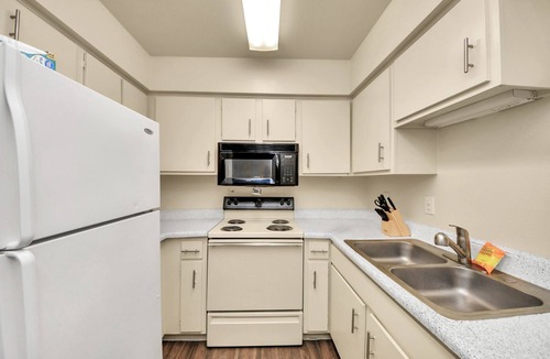 Uptown Apartment | Houston Galleria Suite Modern Rental 5 mins from the Galleria Mall