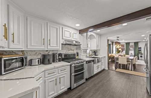 Greater Heights House | Houston Heights Near NRG Stadium Fire Pit & Mural Yard