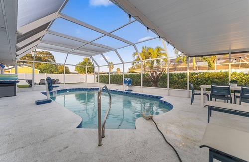 Whitfield House | Htd Pool + Backyard Games, Sleeps 12, Near Lido & Siesta