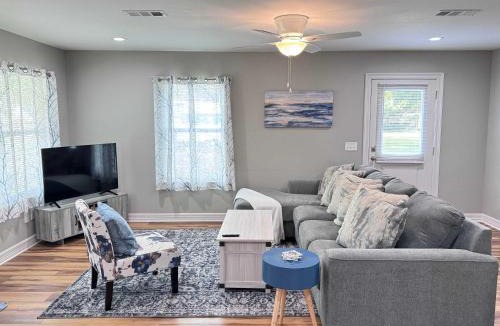Nederland House | Hues of Blue 2BR 2BA Home on Quiet Street