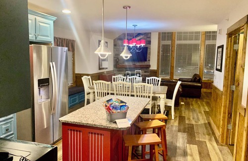 Branson Cottage | Huge 4-bedroom cottage at Stormy Point. Near attractions. Family Friendly.