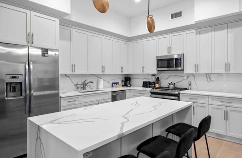 Central Business District Hotel | HUGE 4BD/4BA w/2 Living Rooms Downtown Hotel