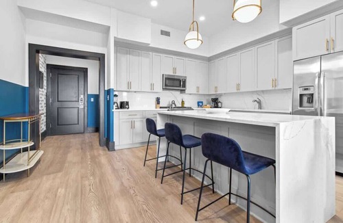 Central Business District Hotel | HUGE 4BD/4BA w/2 Living Rooms Downtown Hotel