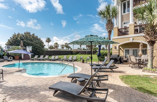 Kiska Beach House | HUGE Family house with NEW pool and 60 seconds to Emerald Beach