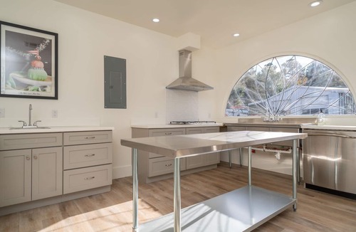 Ore City Cottage | Huguenot Lakefront Storybook Cottage