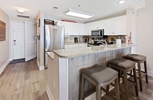 Fort Walton Beach - Destin Condo | Hurry Wont Last, Leeward Key 605, Beach service, 2 King Beds, Florida Living at its finest